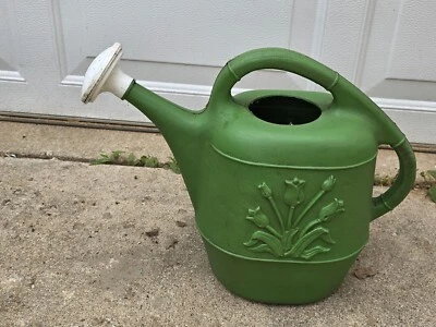 Regador tradicional de plástico verde 2 galões 1987 da Union Products - Imagem 1 de 4