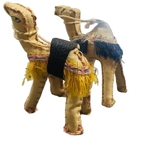 Juego de 2 figuras de camello envueltas en cuero Don Brasher's Holy Land 1977 vintage 5" - Imagen 1 de 10