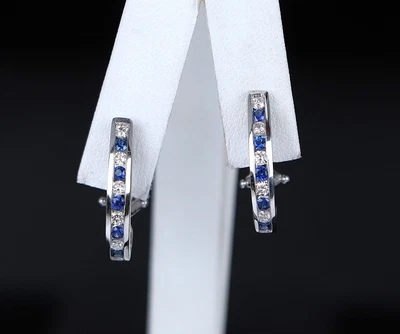 $3,150 Pendientes de aro J de zafiro azul diamante redondo conjunto de canales de oro blanco de 14k Foto 1 de 4