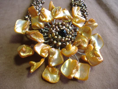 COLLAR GRANDE VINTAGE DE CUERDA DE PERLAS CON CENTRO DE FLORES GIGANTES Foto 1 de 4