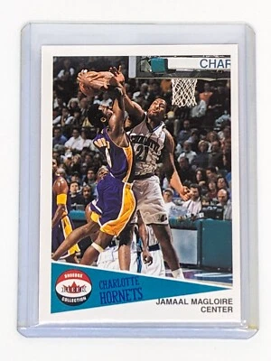2001-02 Fleer Shoebox #49 Jamaal Magloire Fouling Kobe Bryant Charlotte Hornets Foto 1 de 2