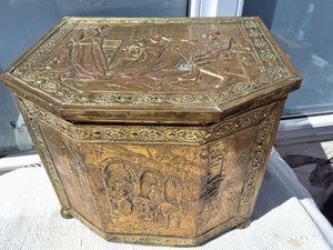VINTAGE BRASS on WOOD COAL / LOG / STORAGE BOX - EMBOSSED HISTORICAL SCENE - Picture 1 of 16