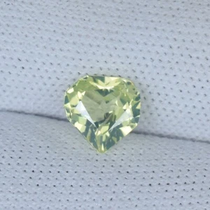 0.81 ct TOP LUSTROUS LIME YELLOW / NATURAL CHRYSOBERYL - Heart Gemstone Video !! - Picture 1 of 3