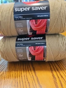 2 NUOVE MATASSINE CUORE ROSSO Super Saver filato acrilico 7 oz BEIGE MAGLIA ALL'UNCINETTO SPEDIZIONE GRATUITA - Foto 1 di 3