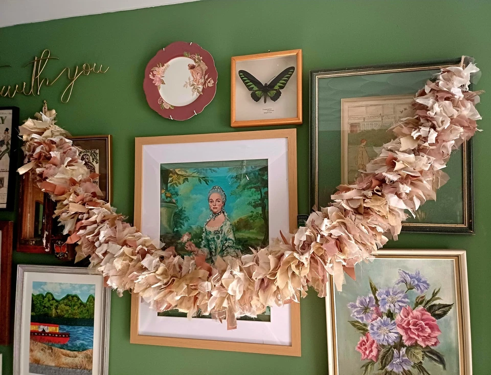 Guirnalda de tela Sari reciclada/decoración de chimenea. Tonos verdes neutros.  🤍🤎 Foto 1 de 4