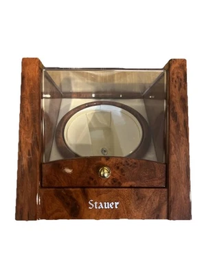 Enrollador automático de reloj individual Stauer / vitrina giratoria en madera de nogal Foto 1 de 4