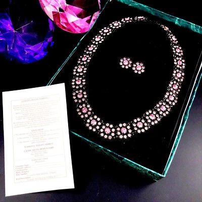 全新带盒 SUZANNE SOMERS JAPANNED 粉色水钻花卉项链珠饰耳环套装 — 第 1/4 张图片