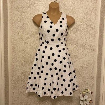 Casa Blanca Mercado Negro Ajuste Retro y Acampanado Blanco Con Lunares Negros. Talla 6 Foto 1 de 4