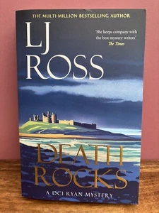 Death Rocks: A DCI Ryan Mystery by LJ Ross. #21 Paperback, 2024. - Foto 1 di 2