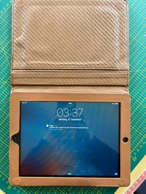 iPad 2 in sehr gutem Zustand mit Ladekabel und edler Lederhülle - Bild 1 von 4