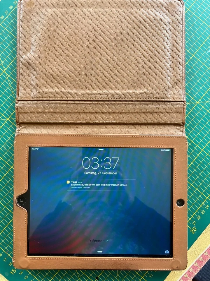 iPad 2 in sehr gutem Zustand mit Ladekabel und edler Lederhülle - Bild 1 von 4