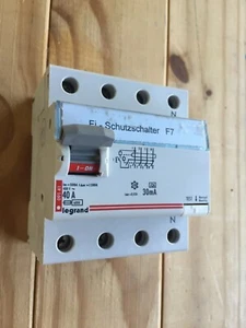 LEGRAND 40A 30MA RCD RCCB 4 POLOS 09141 400V - Imagen 1 de 2