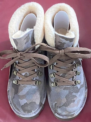 $115 BEARPAW🐾 Botas Marta | Parte superior de gamuza | Forro de mezcla de lana | Camuflaje Tierra | 7 Foto 1 de 4