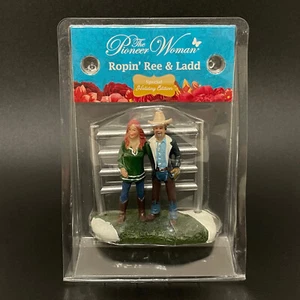 Figurina Natale The Pioneer Woman Ropin' Ree & Ladd Edizione Speciale Festività - Foto 1 di 7