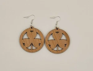 Kleeblatt 2 lasergeschnittene Erlenholz Ohrringe, Hakenstil, satiniert - Bild 1 von 1