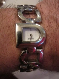 DKNY QUARTZ MOVEMENT WATCH - D LOGO DESIGN - RUNS GREAT - TUB BBA10 - Picture 1 of 5