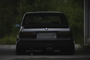 BMW E28, Stand, BMW 5er, Rückansicht, schwarze Autos 16x24, 24x36 Poster - Bild 1 von 1