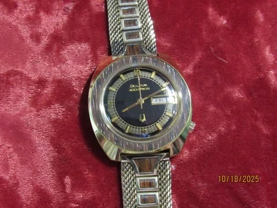 VINTAGE SUPER CLEAN COLLECTIBLE ORIGINAL BULOVA WOODY ACCUTRON NEW BATTERY WORKS - Image 1 of 4