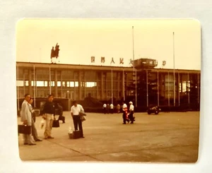 Fotografía instantánea antigua del aeropuerto de Tokio Japón 1981 vintage 4,5"" x 3,5"" - Imagen 1 de 2