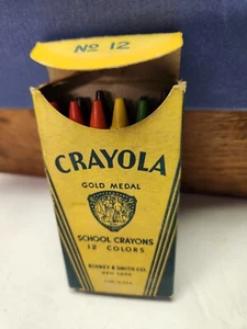 VINTAGE SMALL BOX OF CRAYOLA SCHOOL CRAYONS 1950S - Picture 1 of 3