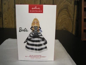 2024 HALLMARK GEDENKEN ORNAMENT BLAU SAPHIR 65. JAHRSTAG PORZELLAN BARBIE - Bild 1 von 11