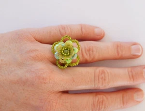 Ausgefallener Ring: grüne Perlen als Blume, variable Größe - Bild 1 von 3