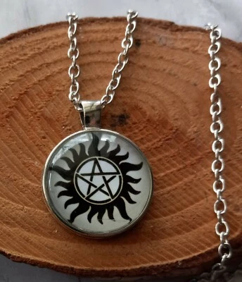 Supernatural T.V. Colgante con símbolo de pentáculo blanco y negro serie de vidrio   Foto 1 de 3