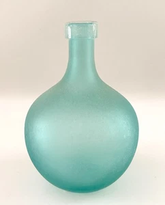 Jarrón botella de vidrio esmerilado azul aguamarina West Elm Waterscape soplado a mano 7,25" - Imagen 1 de 10