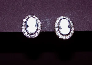 Vintage Cream On Black Cameo Rhinestone Silver Tone Screw Back Earrings - Bild 1 von 5