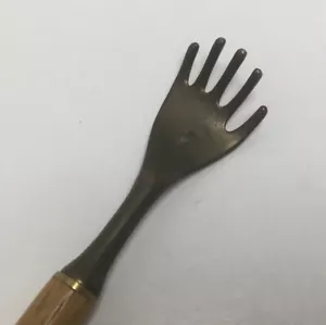 Vintage Messing Hand Rückenkratzer Eichenholzgriff 19" Ring zum Aufhängen an der Wand - Bild 1 von 8