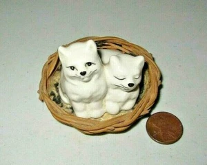 Statuina miniatura Szeiler Inghilterra porcellana 2 gatti bianchi in cesto  - Foto 1 di 4