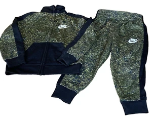 Nike 24M/2T bambino 2 pezzi verde mimetico zip pista giacca pantaloni tuta - Foto 1 di 19