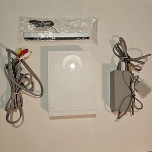 Nintendo Wii Console White Model RVL-001 - Picture 1 of 7