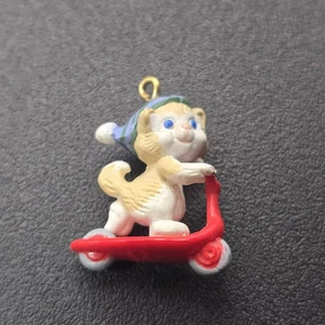 Hallmark Miniatur Ornament 1989 Weihnachten Katze auf Roller 1" Mini Kätzchen - Bild 1 von 5