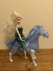Disney Frozen 2 Swim & Walk Nokk Pferd Mythical Water Spirit und Elsa Puppe - Bild 1 von 4
