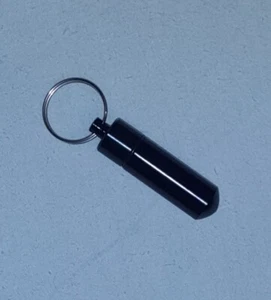 Schlüsselanhänger-Pillenbehälter schwarz, Taschen-Pillendose ca 5 x 1,5 cm - Bild 1 von 1