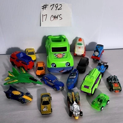 Lote de 17 coches y vehículos de juguete incluyendo Fisher Price, Thomas the Tank Engine Foto 1 de 4