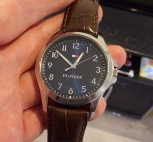 Men's TOMMY HILFIGER Water-Resistant Watch w/ New Battery - Works Great! f77 - Picture 1 of 5
