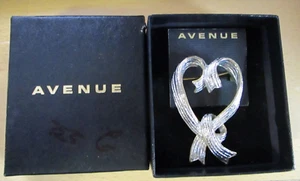 Broche Avenue Pin - CORAZÓN Tono Plateado Borde Dorado - 2.75" x 1.75" - Imagen 1 de 3