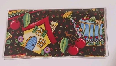 Cubierta de chequera de vinilo de tela Mary Engelbreit "Tela de lemas negra" Foto 1 de 4