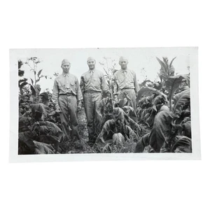 Foto De Colección Soldados en Campo Cultivo de Tabaco Uniformes Militares Era de Guerra Instantánea - Imagen 1 de 2