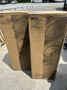 KEF R5 Meta Floorstanding Loudspeaker (Pair) - Black Gloss SP4054B1AA -BRAND NEW - Picture 1 of 3