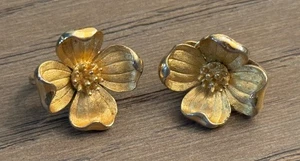 Vintage Krone Trifari (1937 - 1955) goldfarbene Hartriegel Blüten Clip-On Ohrringe - Bild 1 von 10
