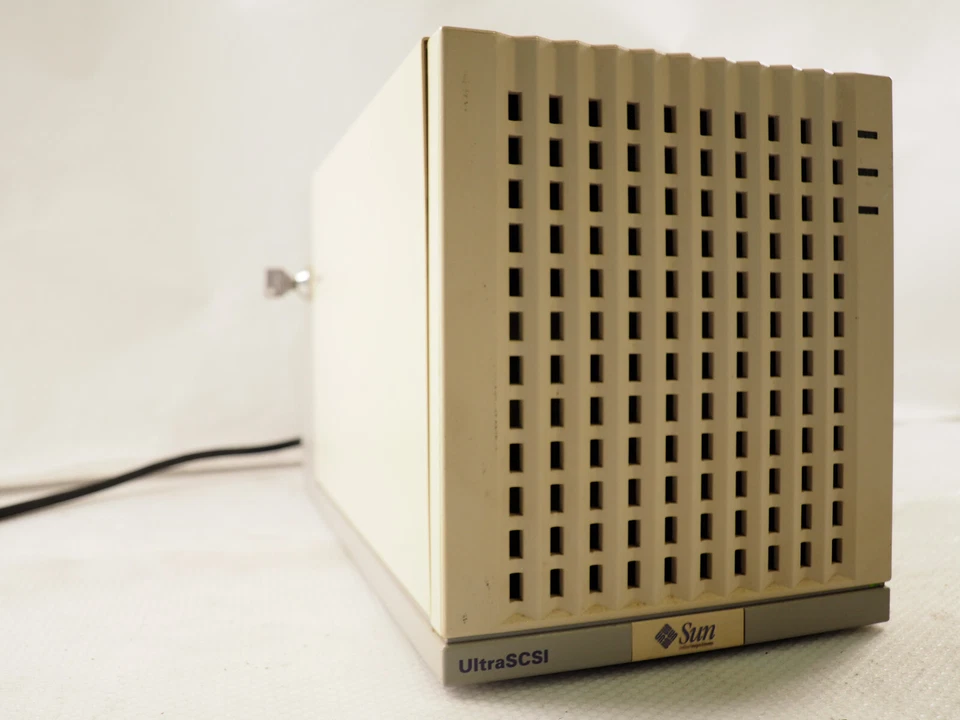 Sun Microsystems PN: 599-2231-01 StorEdge 711 Ultra SCSI Drivers Enclosure - Image 1 of 4