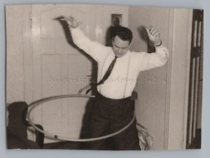 Hombre con neumáticos Hula Hoop 1959 - Instantánea - Foto antigua años 50 - Imagen 1 de 2