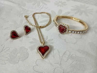 Conjunto de aretes pulsera corazón diamantes de imitación rojos tono dorado Monet Foto 1 de 4