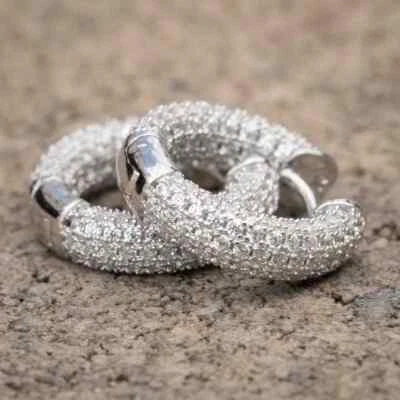 Pendiente de aro de corte redondo creado en laboratorio enchapado en oro blanco de 14K para hombre Foto 1 de 4