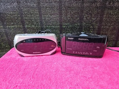 Reloj despertador digital con proyector de tiempo Emerson Research SmartSet con radio AM/FM Foto 1 de 4