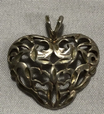 Colgante de corazón con corte de diamante de plata esterlina AVON usado - 2,46 gramos Foto 1 de 4