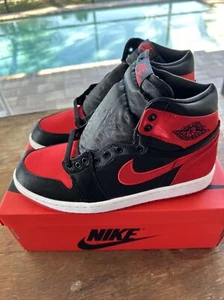Air Jordan 1 Retro High OG Satin Bred FD4810061 Black/University Red Gr. W9,5/M8 - Bild 1 von 8